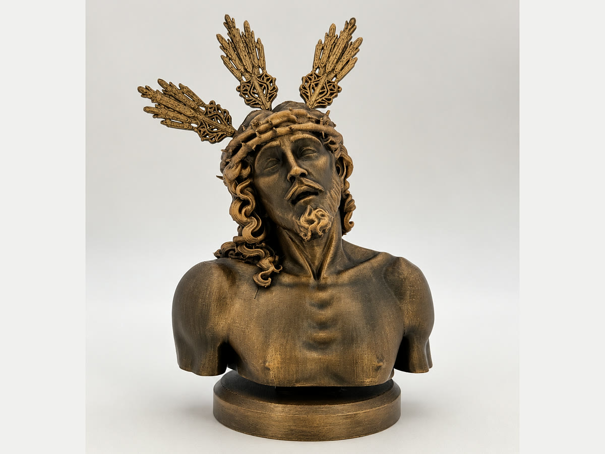 Busto modelado a mano con acabado dorado envejecido, corona de espinas trenzada, tres potencias y la mirada alzada