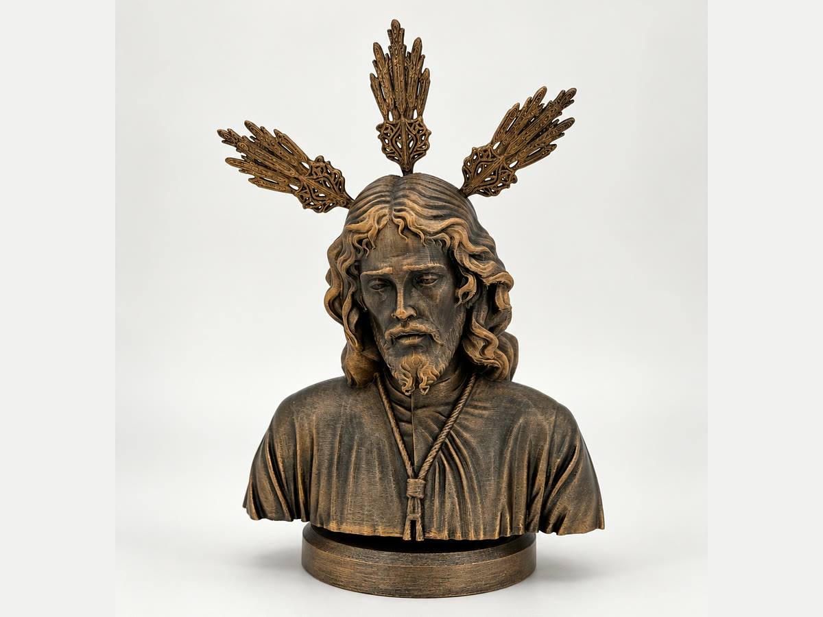 Busto modelado a mano con acabado dorado envejecido, con tres potencias caladas, melena ondulada y túnica anudada al cuello