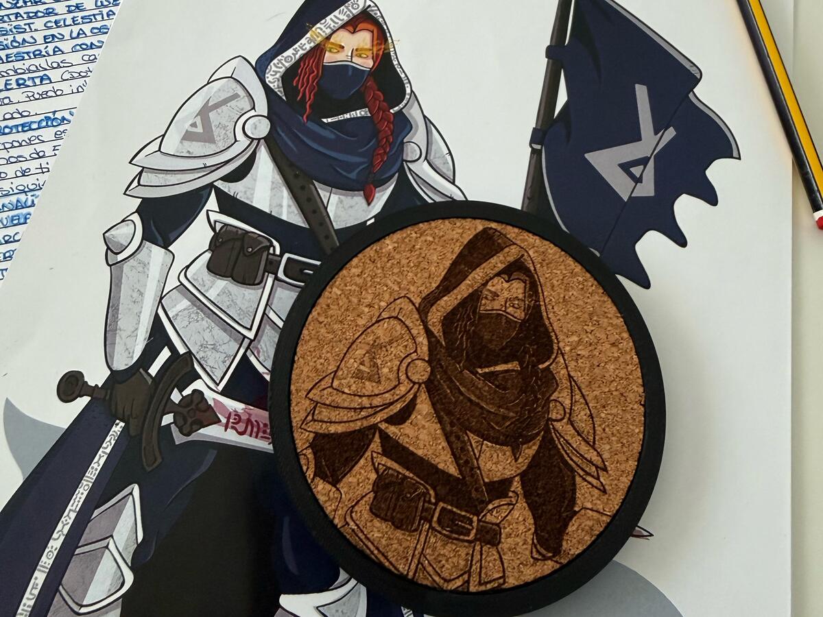 Posavasos de corcho con el retrato grabado de un paladín, apoyado sobre la ilustración original del personaje