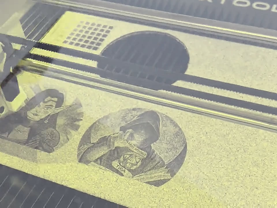 El cabezal del láser grabando un posavasos de corcho sobre la bancada, con otro ya terminado al lado